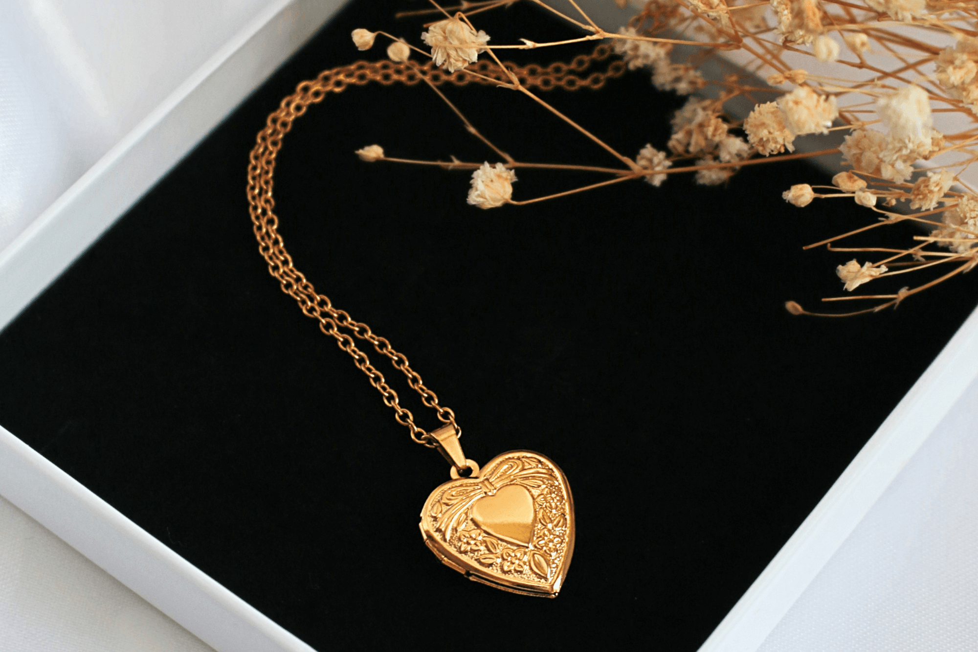 18 Karats Heart Locket Necklace - BelleHarris