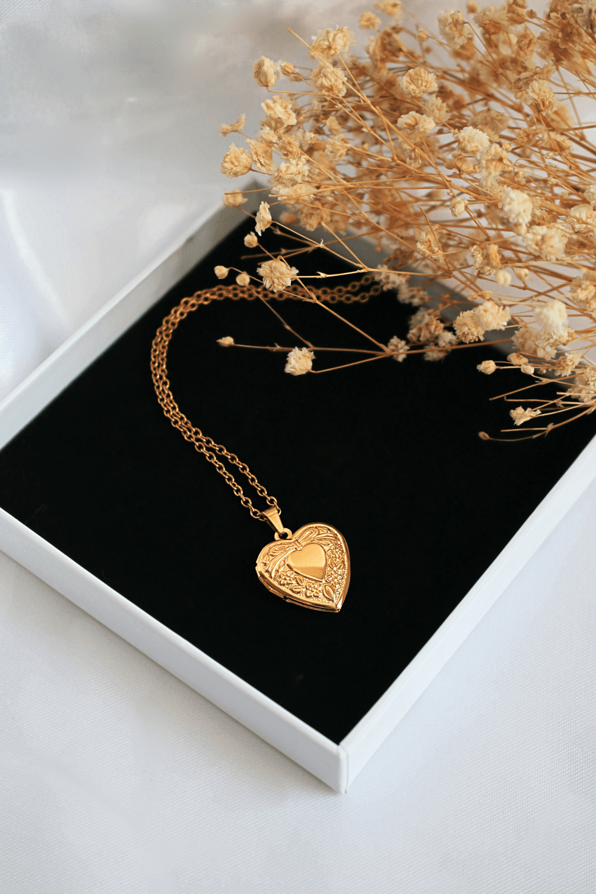18 Karats Heart Locket Necklace - BelleHarris